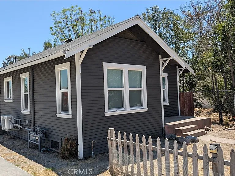 1857 E Victoria Ave — Photo 1
