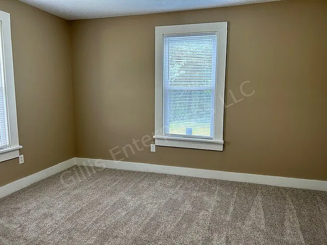 112 Virgil Ave — Photo 3