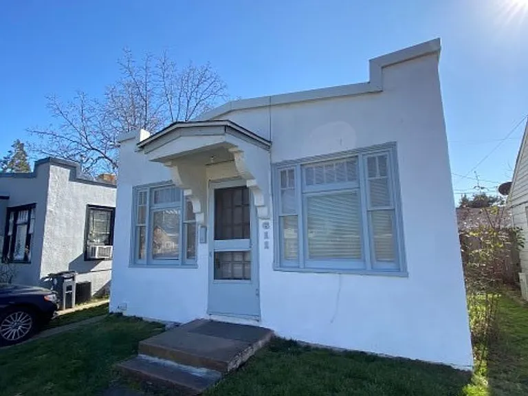 611 W 2nd St — Photo 2