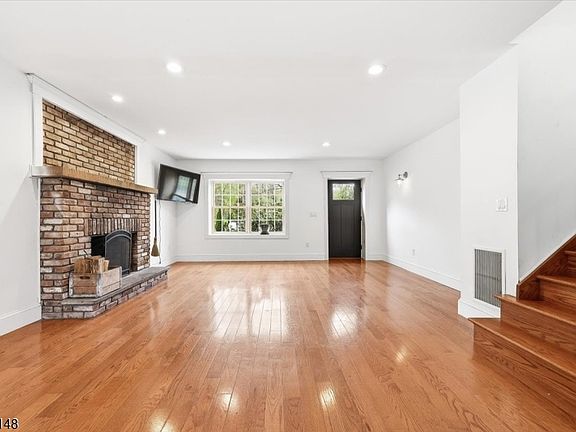3rd image of 4 Tote Rd
