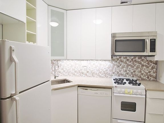 5th image of 320 W 108th St APT 1C