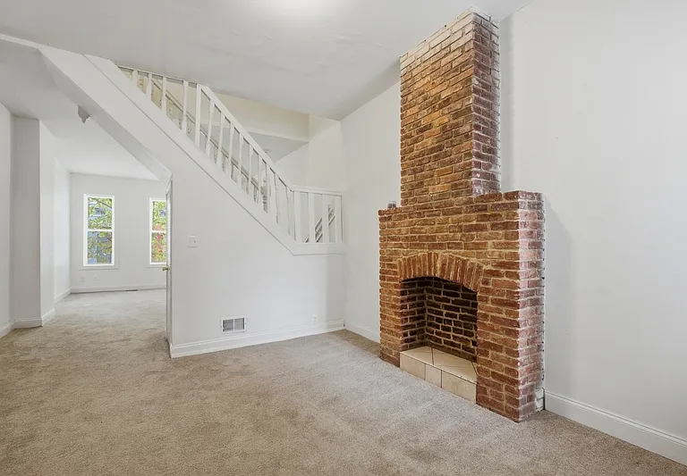 2546 W Baltimore St — Photo 5