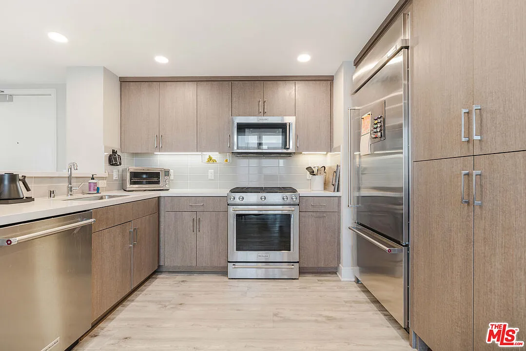 2 bed, 2.0 bath, 1090 sqft, $5,400 — Photo 4
