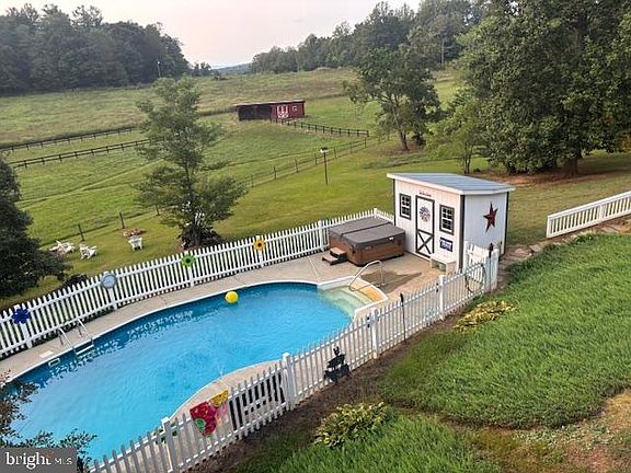 2nd image of 140 Woods Ridge Ln