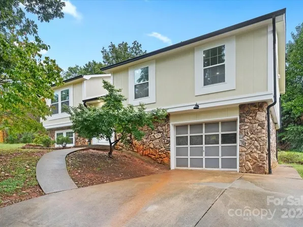 1050 Tangle Dr, Hickory, NC 28602