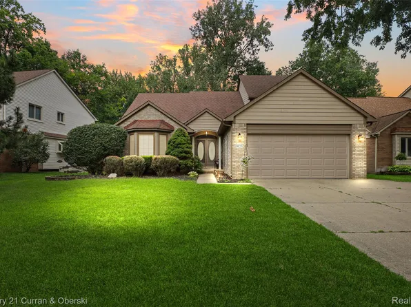 19123 Parkwood Ln, Brownstown, MI 48183