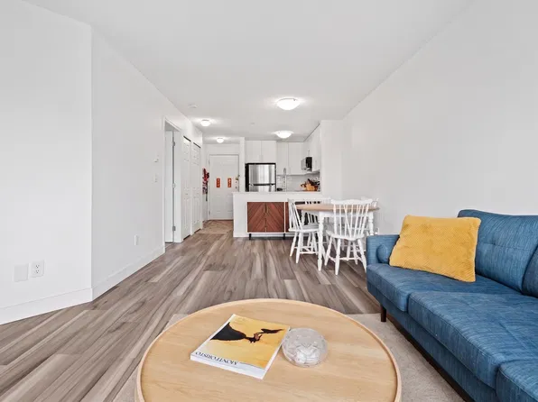 5818 Lincoln St #302, Vancouver, BC V5R 4P7