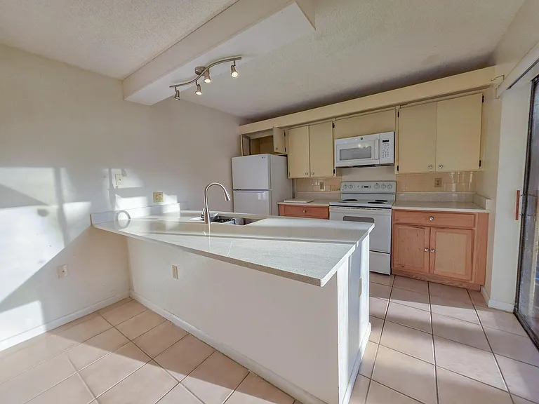 832 Blue Ridge Cir — Photo 3