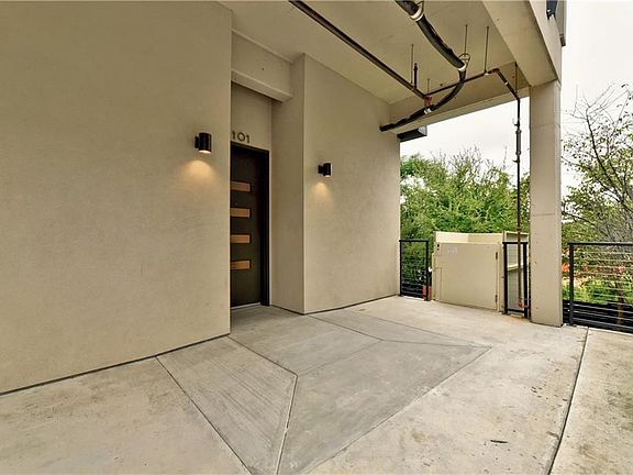 4th image of 1306 West Ave Unit 101
