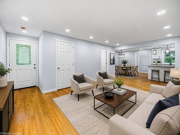 3rd image of 211 Bonnie Brae Dr