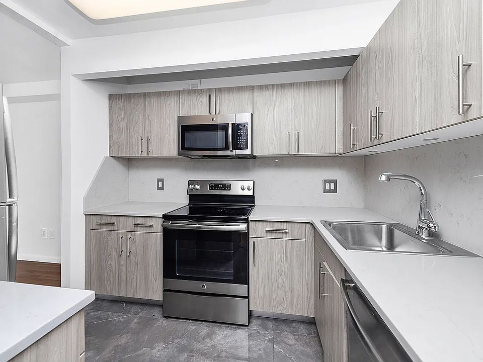 2nd image of 102 Chambers St #7