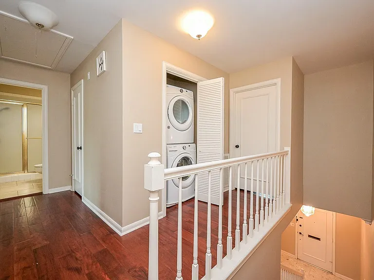 573 N Post Oak Ln — Photo 30