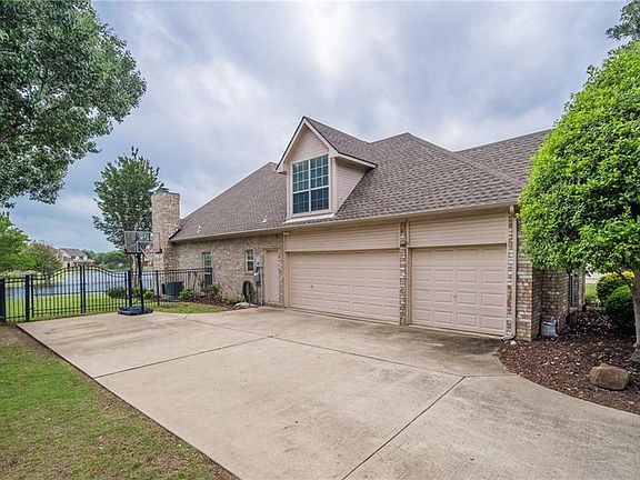 4th image of 1111 Crockett Ct