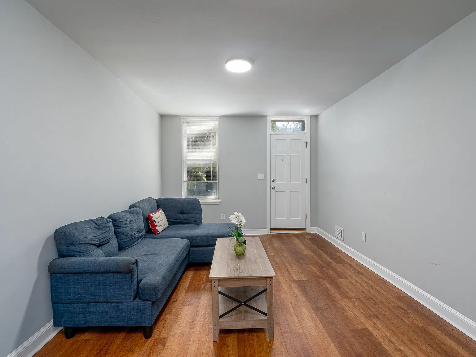 2 bed, 800 sqft, $1,600 — Photo 2