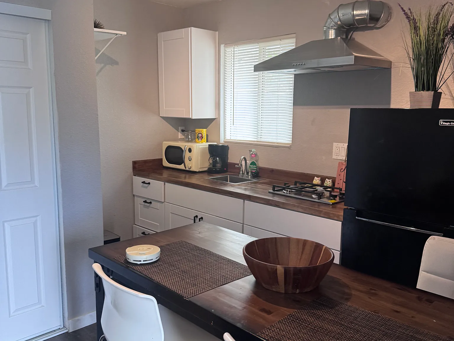 Studio, 300 sqft, $1,075 — Photo 2