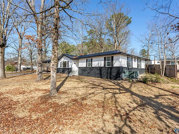 3rd image of 321 Howell Cir