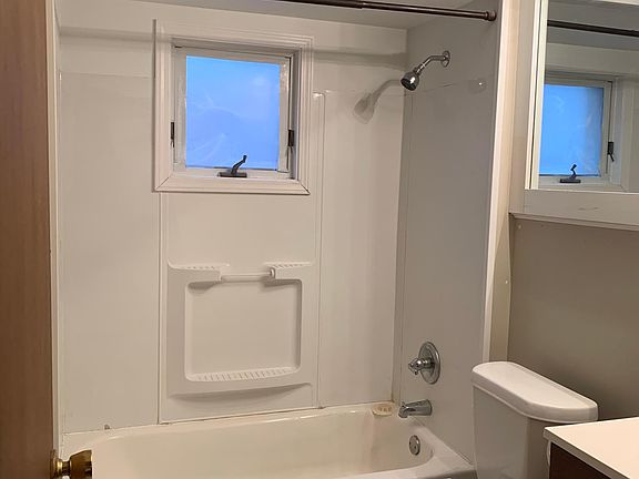 Bathroom (7'10" x 5'5")