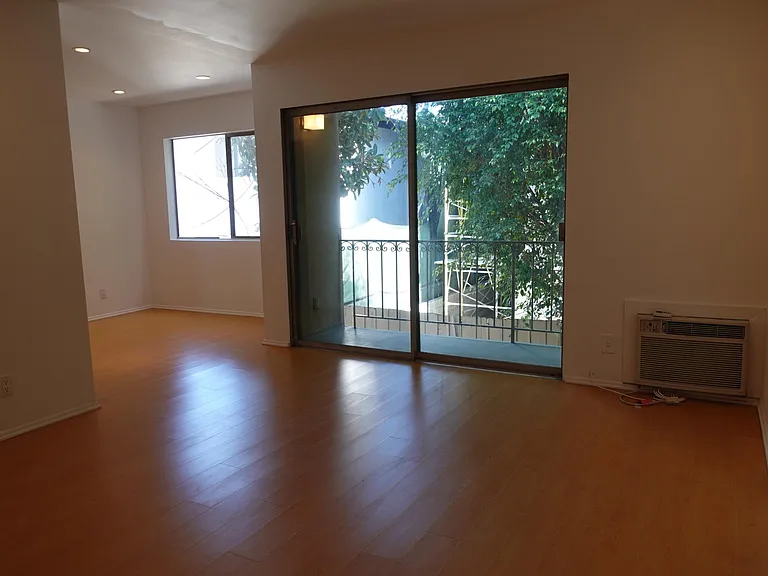 546 N Flores St #6 — Photo 35