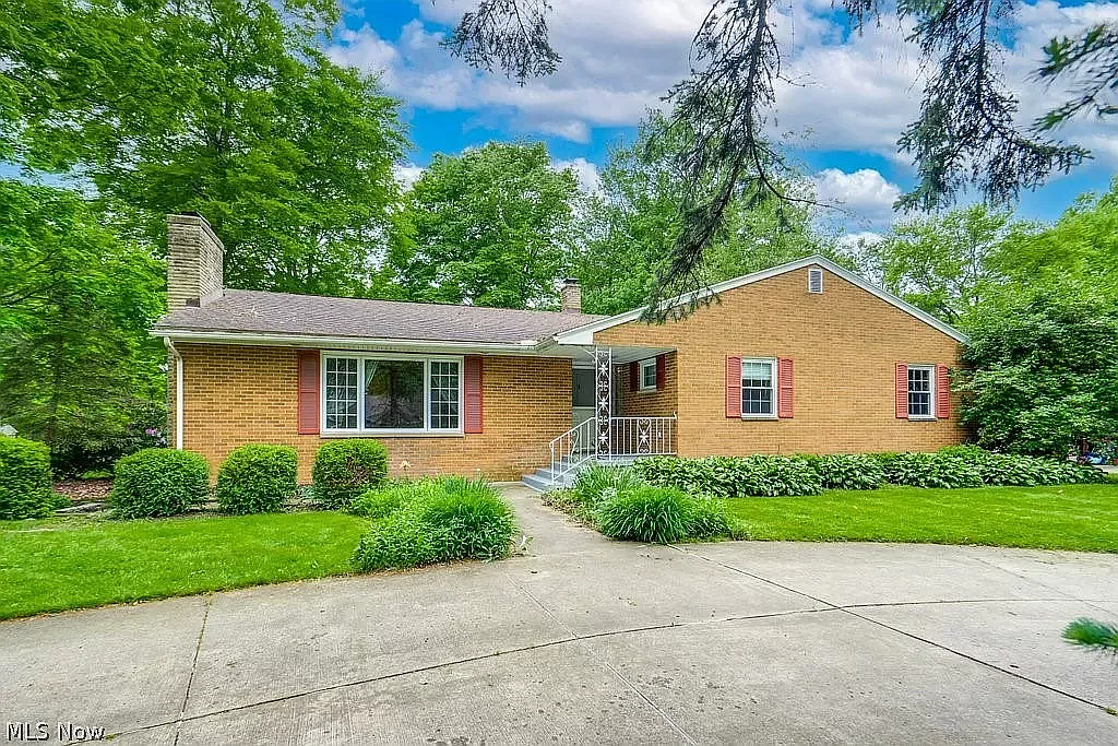 3060 Chamberlain Rd — Photo 1