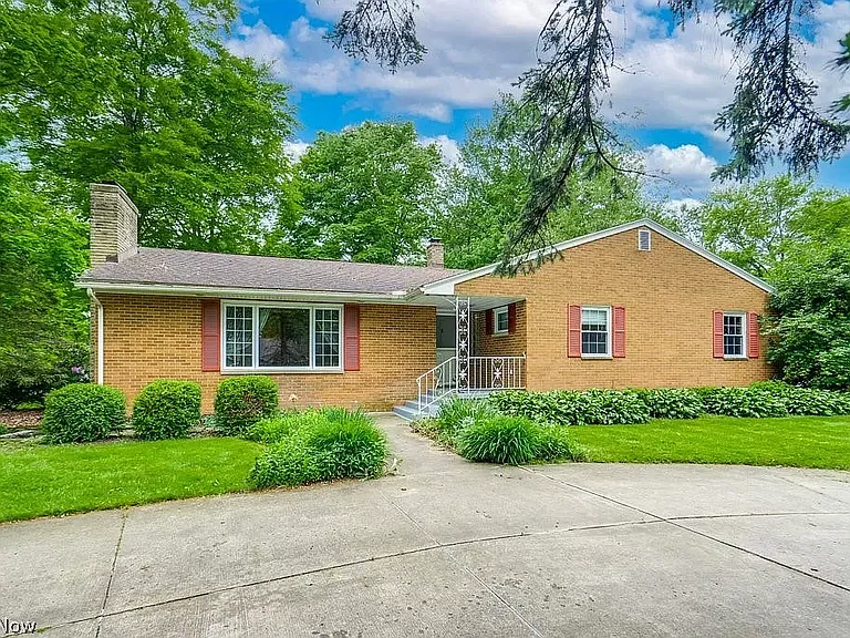 3060 Chamberlain Rd — Photo 1
