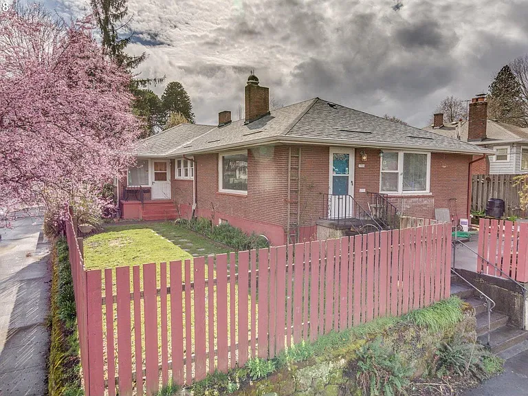 1506 N Watts St — Photo 1