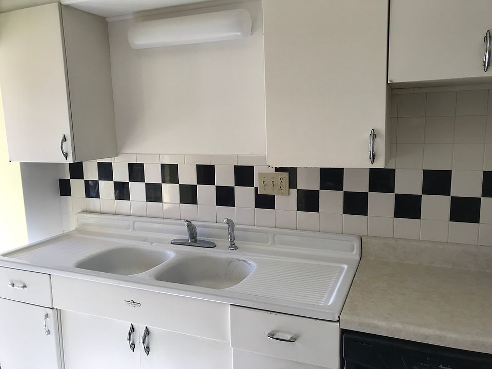 Kitchen with appliances 