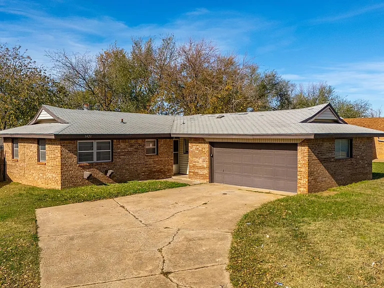 1421 Shalimar Dr — Photo 1