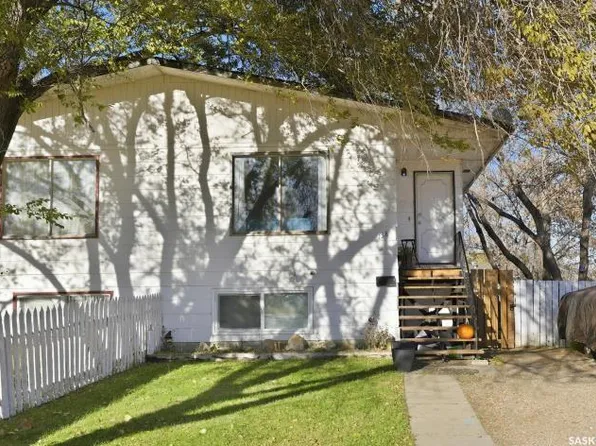 138 and 140 Clancy DRIVE, Saskatoon, SK S7M 4L2