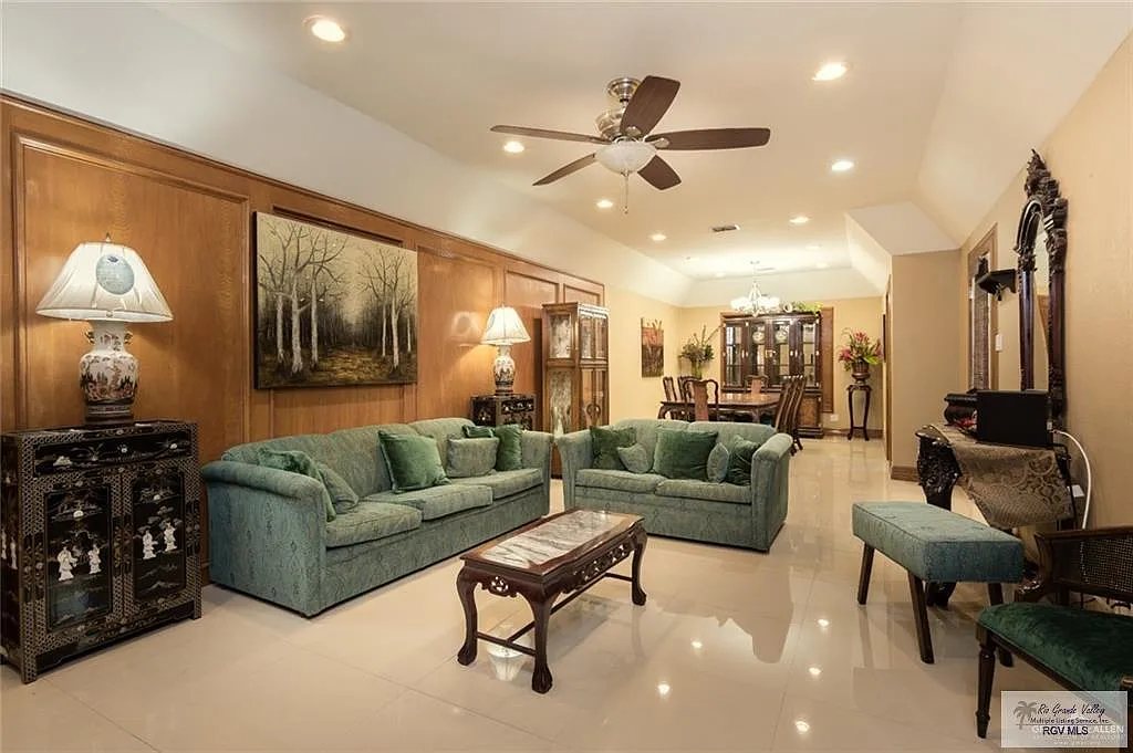 2 bed, 2.0 bath, 3000 sqft, $1,800 — Photo 3