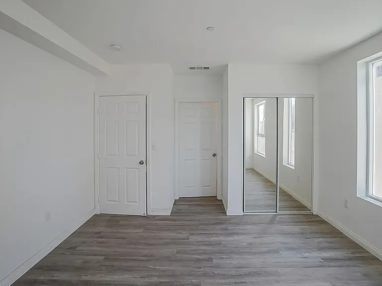 622 E 43rd St — Photo 24