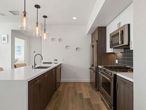 2nd image of 1122 Pico Blvd #306