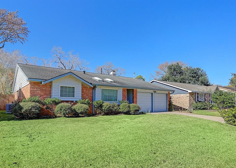 10718 Kirkside Houston, Tx 77096 3-2-2 In the heart of close-in Westbury