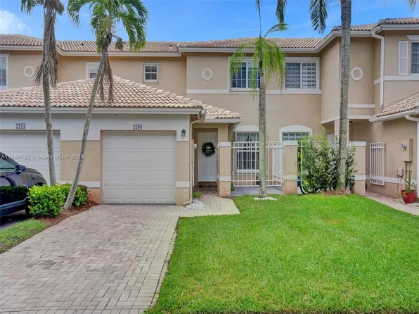 2208 NW 171st Ter, Pembroke Pines, FL 33028