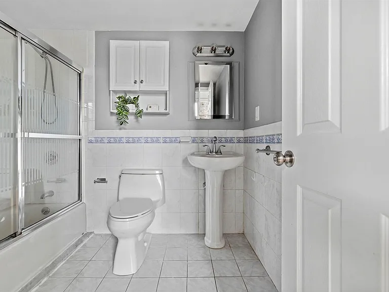 320 W 2nd St #412 — Photo 16