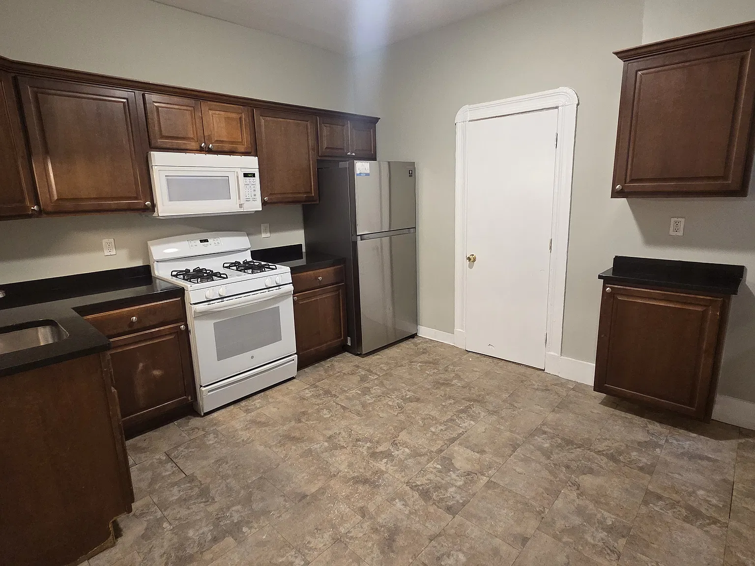 4 bed, 1100 sqft, $6,000 — Photo 2