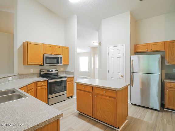 4th image of 474 MACKENZIE Circle