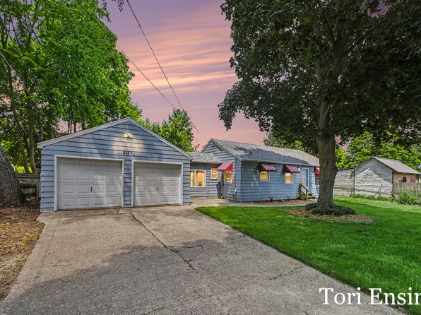 2125 E Montcalm St, Greenville, MI 48838