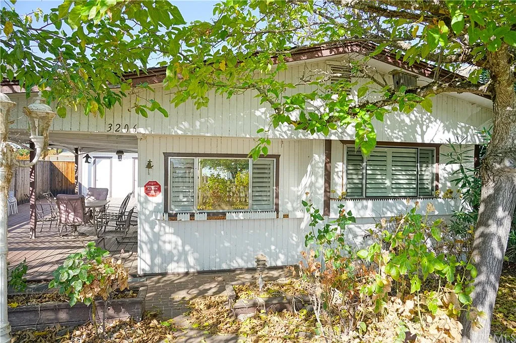 3206 Lakeshore Blvd photo 1