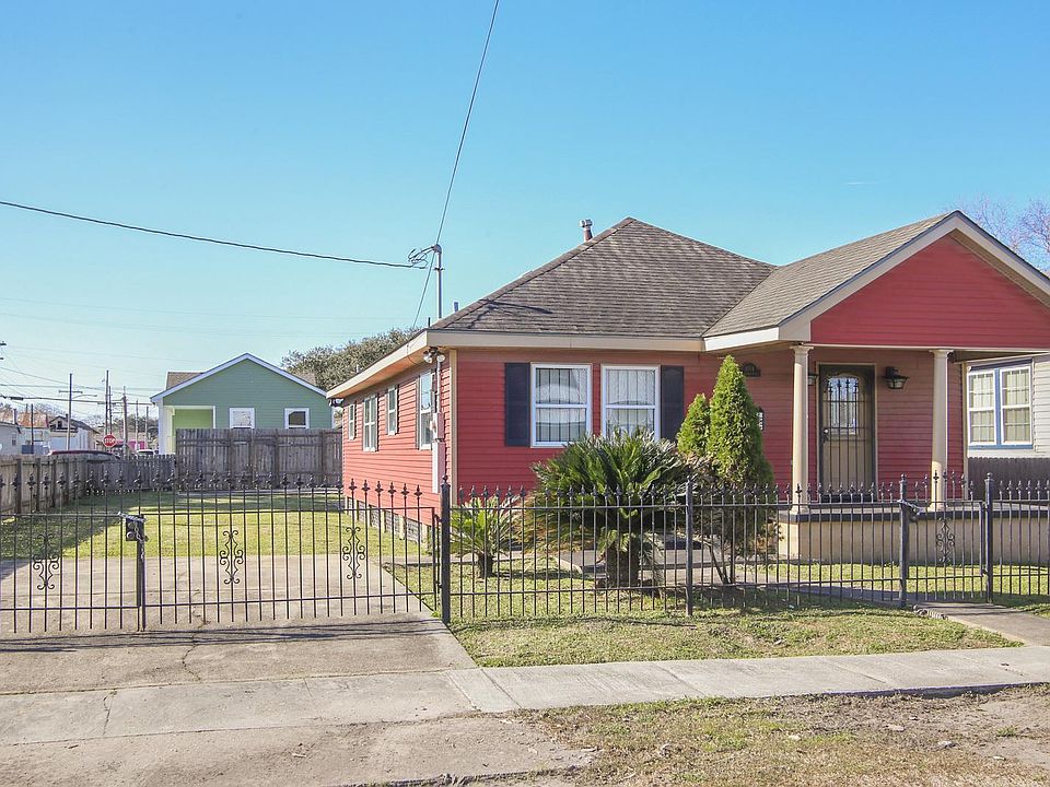 1st image of 1004 Charbonnet St