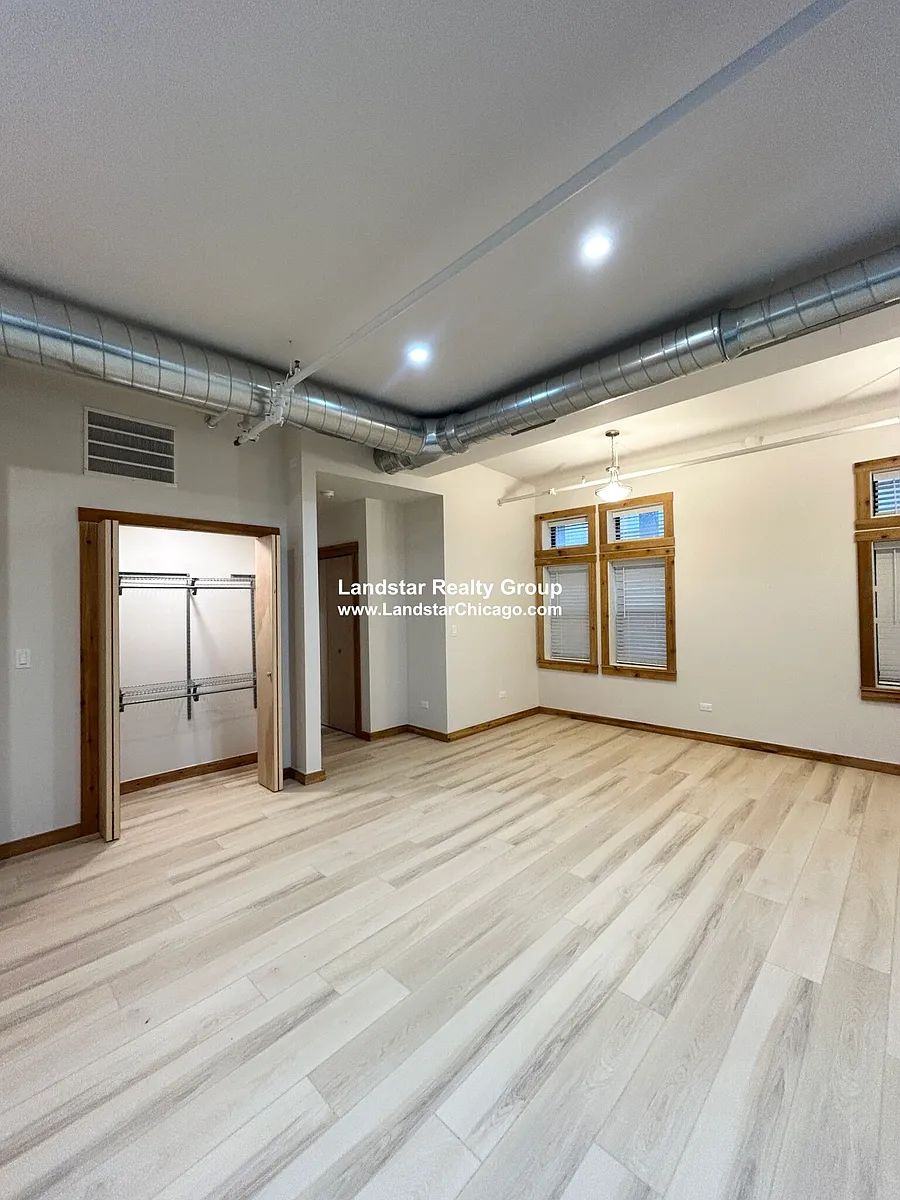 Building Photo - 4611 S Ellis Ave #101