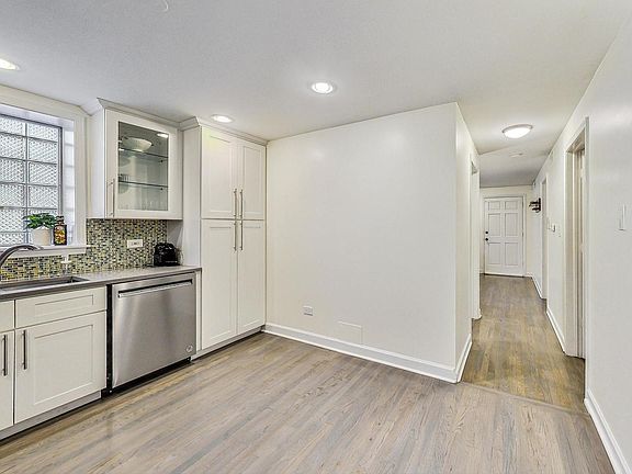 4th image of 1056 N Leavitt St