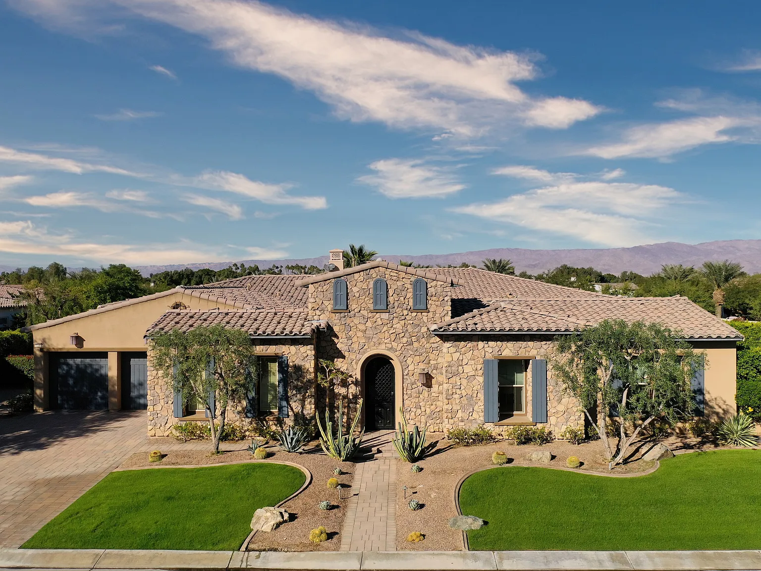 4 bed, 4.5 bath, 4900 sqft, $25,000 — Photo 4