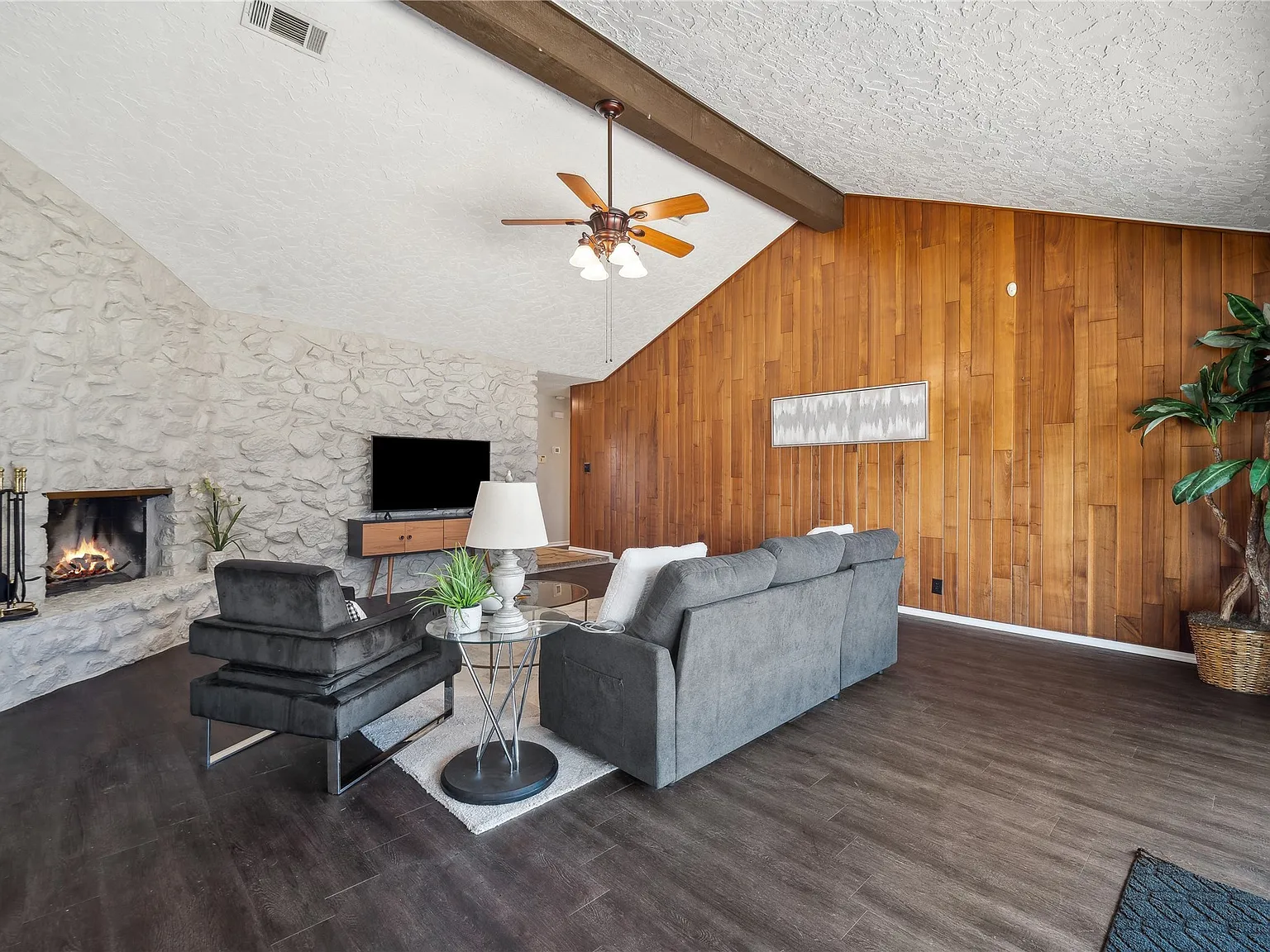 3 bed, 2.0 bath, 1922 sqft, $1,995 — Photo 4