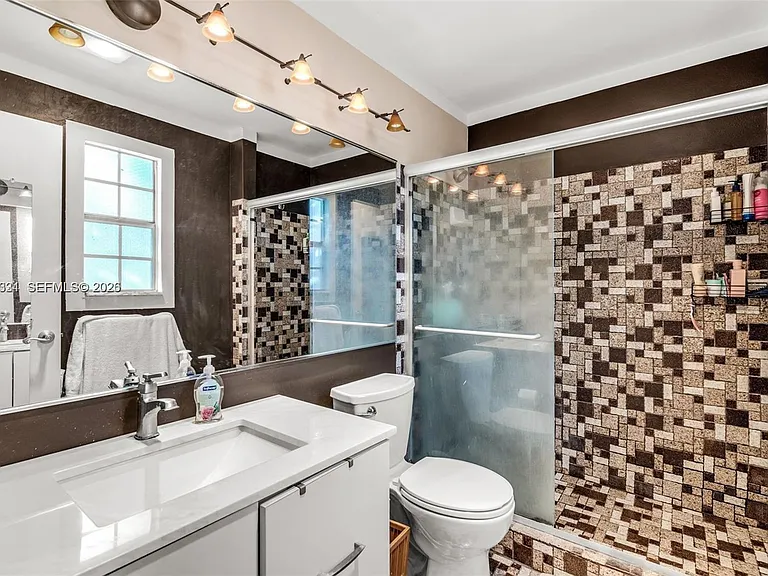 320 SE 10th Ave #D — Photo 4