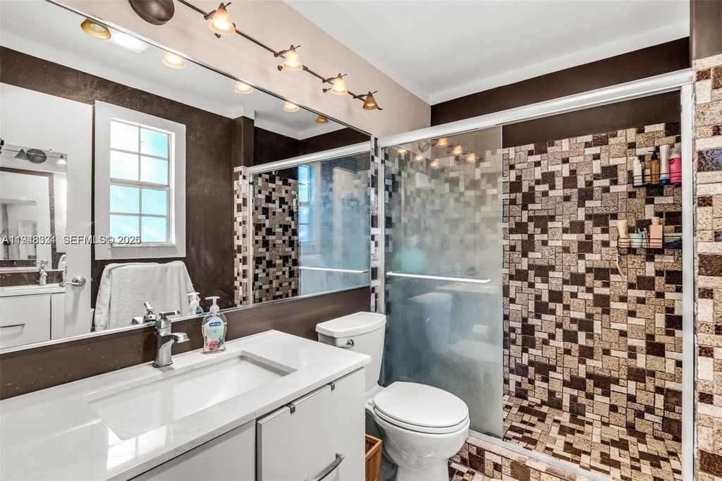 320 SE 10th Ave APT D, photo 4