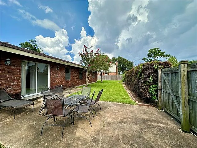 677 Fairlawn Dr — Photo 3