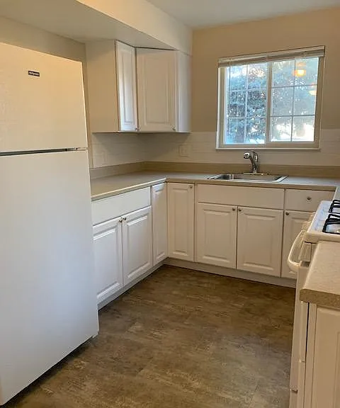 1570 W Dakota Ave — Photo 3