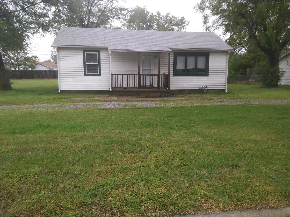 3 bed, 1152 sqft, $1,100 — Photo 1
