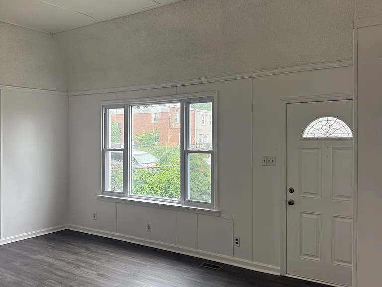 1402 Cosgrove St — Photo 2