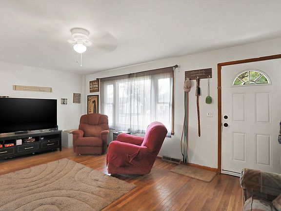 4th image of 621 E 14th St
